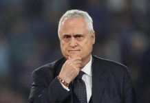 Lazio, la protesta dei tifosi arriva in Inghilterra. The Times: “Lotito contro tutti”