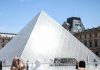 Louvre, appendono due quadri nella sala della Gioconda. Arrestati due tedeschi: “Stavamo scherzando”