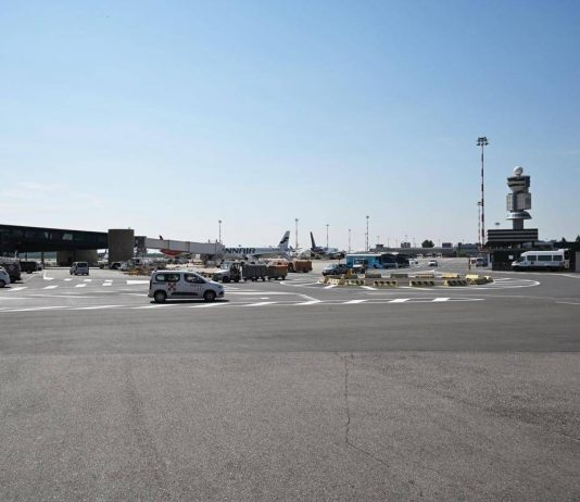 Principio di incendio aereo Easyjet, aeroporto Malpensa momentaneamente chiuso
