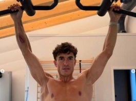 Marquez e la foto choc: il pilota mostra la spalla ‘deformata’