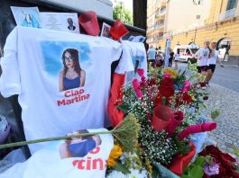La mamma di Martina Carbonaro in aula con braccialetto elettronico: “Tucci trattato come figlio, non lo perdonerò mai”