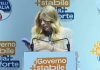 Meloni, la telefonata e il discorso interrotto a Bari: “È mia figlia, scusate…”