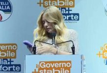 Meloni, la telefonata e il discorso interrotto a Bari: “È mia figlia, scusate…”