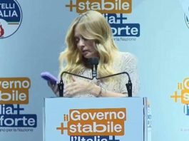Meloni, la telefonata e il discorso interrotto a Bari: “È mia figlia, scusate…”