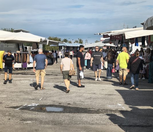 Mercato al Boma, pochi i banchi presenti. I commercianti: “Oggi non rientreremo delle spese”