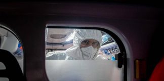 Covid in Francia, impennata di casi con febbre alta e forti emicranie