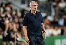 Mourinho show dopo il ko del Real: “C’erano due rossi” e mostra le foto in conferenza