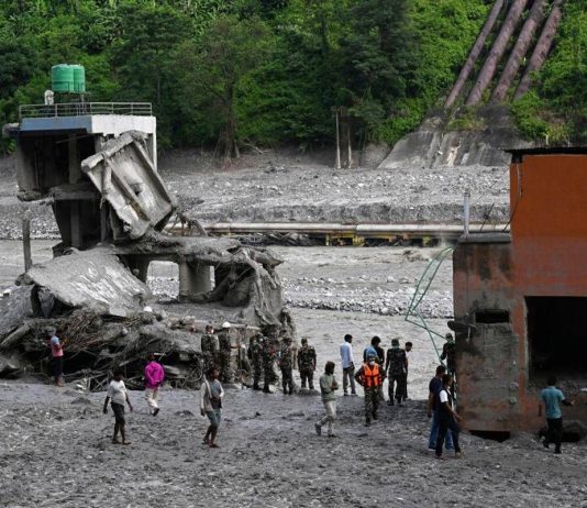 Nepal, cittadino cinese estratto vivo da un tunnel a 10 giorni dall’alluvione
