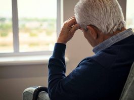 La pensione non gli basta, a 74 anni torna a lavorare come fattorino