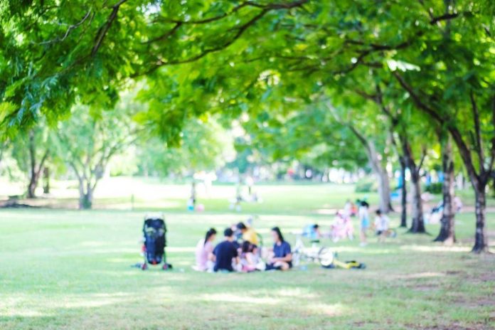 persone_parco_caldo_estate_123rf
