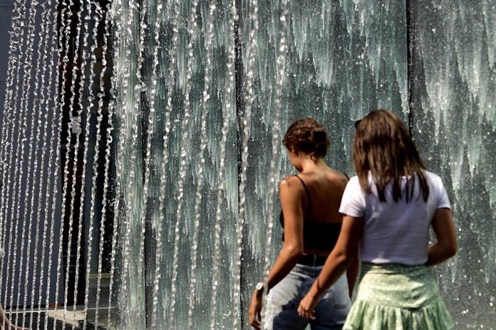persone_ragazze_si_rinfrescano_nella_fontane_per_il_caldo_afoso