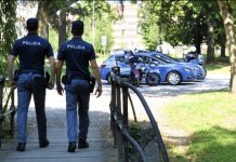 Ruba scarpe e vestiti alla Favorita, poi aggredisce gli agenti in Questura: arrestata 64enne