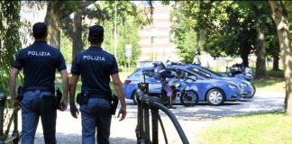 Ruba scarpe e vestiti alla Favorita, poi aggredisce gli agenti in Questura: arrestata 64enne