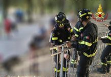 Paura a Pordenone, bimbo di 2 anni incastrato con la testa nella ringhiera del parco giochi: soccorso