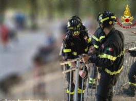 Paura a Pordenone, bimbo di 2 anni incastrato con la testa nella ringhiera del parco giochi: soccorso