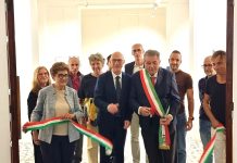 Taglio del nastro per l’esposizione del Premio Bozzolo: dodici artisti in gara
