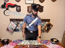 In auto merchandising contraffatto destinato ai concerti di Palazzo Te: denunciati tre napoletani