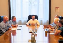 Via Bonomi, residenti e commercianti esasperati. Murari rafforza l’illuminazione e promette più controlli