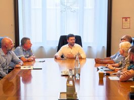 Via Bonomi, residenti e commercianti esasperati. Murari rafforza l’illuminazione e promette più controlli