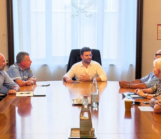 Via Bonomi, residenti e commercianti esasperati. Murari rafforza l’illuminazione e promette più controlli