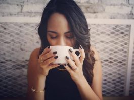 Tumori, con caffè o tè bollente rischio cancro esofago più alto: “Meglio tiepido”