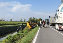 Asola, trattore con rimorchio fuori strada: strada chiusa per i soccorsi