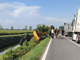 Asola, trattore con rimorchio fuori strada: strada chiusa per i soccorsi
