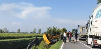 Asola, trattore con rimorchio nel fossato: strada chiusa per i soccorsi