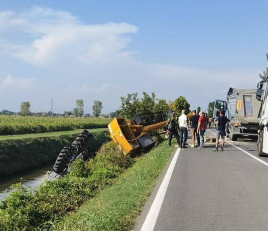 Asola, trattore con rimorchio fuori strada: strada chiusa per i soccorsi