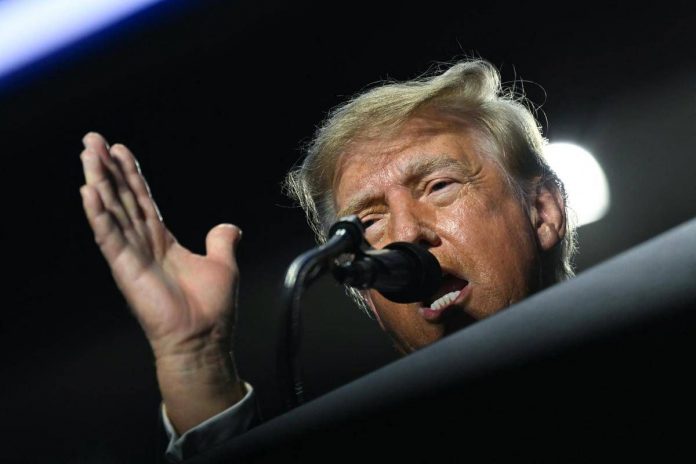 trump_mano_microfono_afp