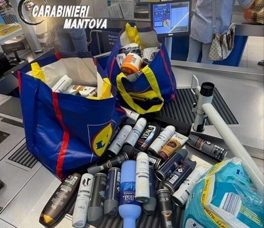 Furto alla Lidl: lei viene fermata, lui fugge ma i Carabinieri lo identificano