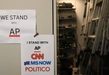 Usa, giudice ordina a Trump lo stop al bando dei media: “Riammetta alla Casa Bianca Cnn, MsNow e Politico”