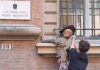 Bologna, manichino di Valditara alle finestre del liceo Minghetti: “Nemico degli studenti”