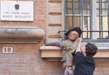 Bologna, manichino di Valditara alle finestre del liceo Minghetti: “Nemico degli studenti”
