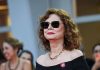 Mostra di Venezia, Susan Sarandon sul tappeto rosso con la spilletta ‘cessate il fuoco a Gaza’