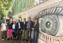 ‘Così bello che… lo vede anche un cieco’, a Roma un murale in rilievo per permetterne la visione anche a ciechi e ipovedenti
