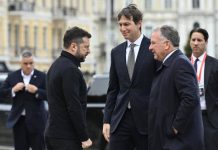 Ucraina-Russia, Zelensky al tavolo con gli inviati di Trump: “Guerra continuerà”