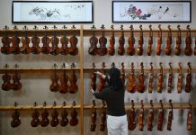Cina, i violini della contea di Queshan raggiungono tutto il mondo