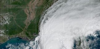 Usa, l’uragano Isaia raggiunge le coste della Florida. Venti a 165 km/h
