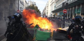Proteste in tutta la Francia, arresti e tensioni con la polizia