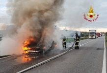 Auto in fiamme a Brusatasso: i Vigili del Fuoco domano il rogo