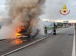 Auto in fiamme a Brusatasso: i Vigili del Fuoco domano il rogo