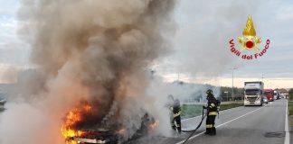 Auto in fiamme a Brusatasso: i Vigili del Fuoco domano il rogo