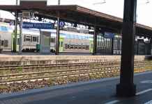 Rincorre il treno già partito ma scivola e viene schiacciato: muore a 33 anni