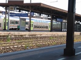 Rincorre il treno già partito ma scivola e viene schiacciato: muore a 33 anni