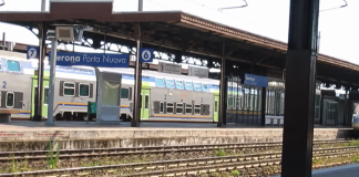 Rincorre il treno già partito ma scivola e viene schiacciato: muore a 33 anni