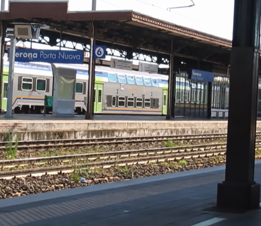 Rincorre il treno già partito ma scivola e viene schiacciato: muore a 33 anni