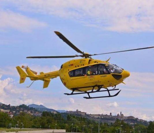 Commessaggio, bimbo cade dallo scivolo all’asilo: trasportato in elicottero a Bergamo