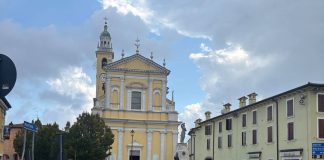 Roverbella, la transumanza passa in centro: grandi e piccoli incantati dalla mandria di mucche