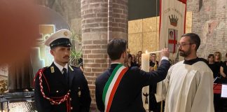 Mantova rinnova il dono del cero a San Francesco, chiesa gremita
